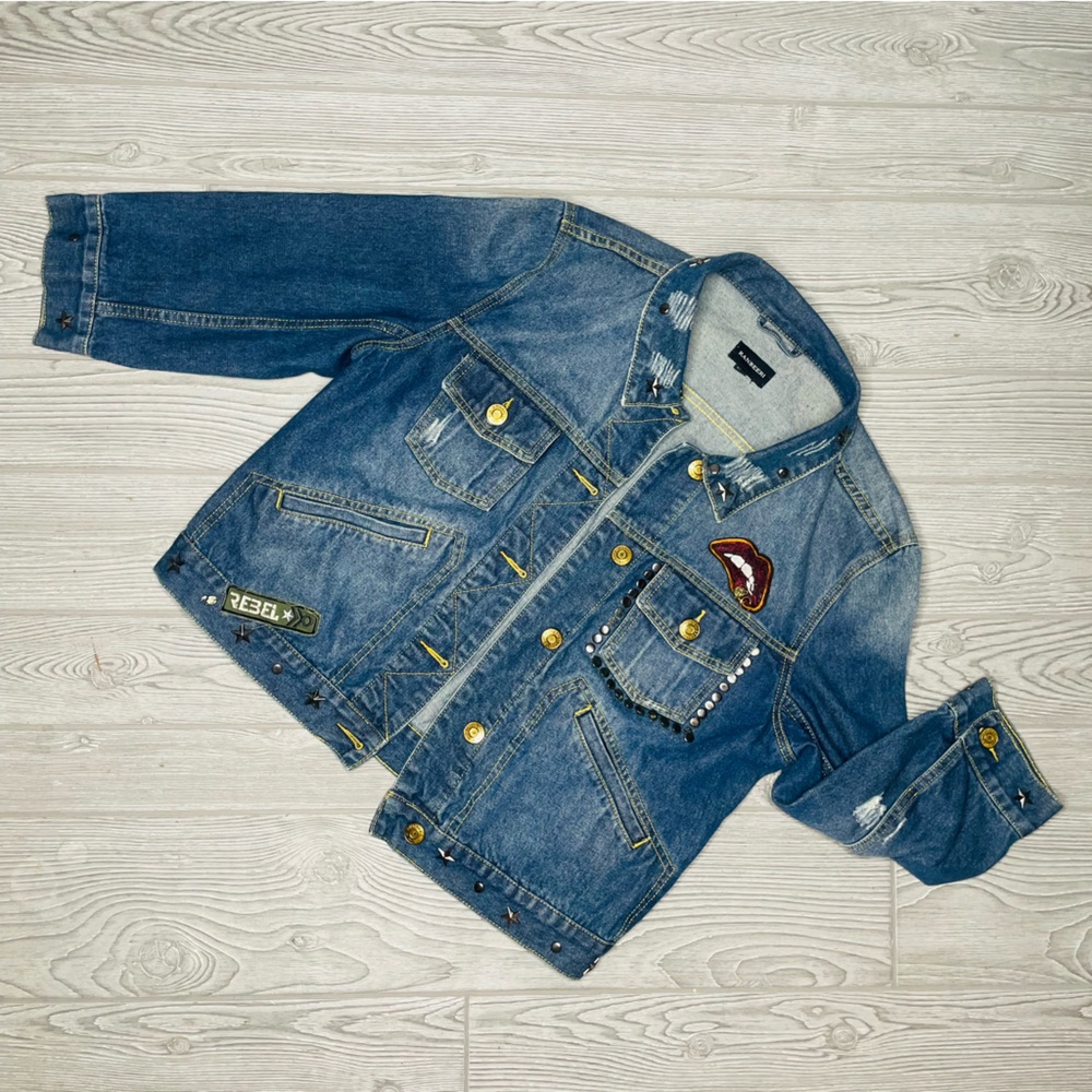 Upcycled ranbeeri blue jeans jacket with rivets and punch rock patch’s XL stars